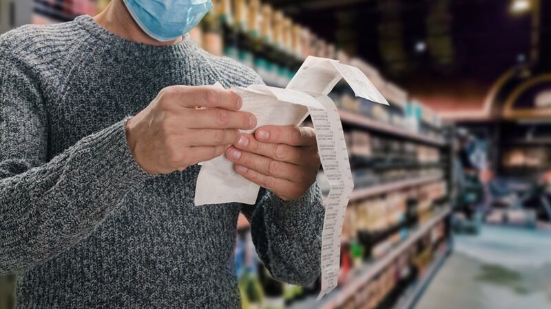 La inflación ‘le respira en la nuca’ a los mexicanos: 54% han recortado gastos mensuales