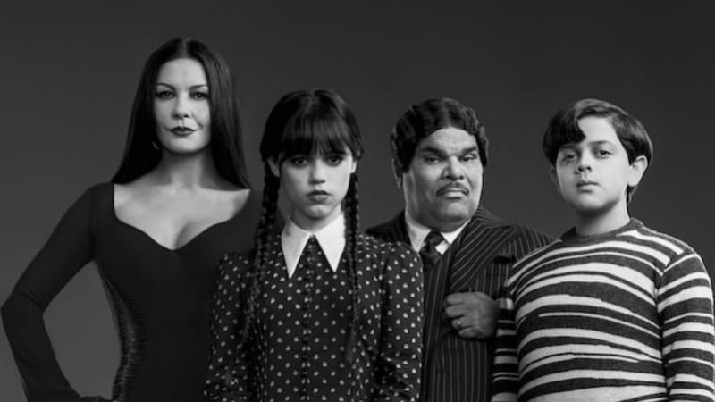 ‘Merlina’ de Tim Burton: Las diferencias entre la serie y la película de ‘Los Locos Addams’