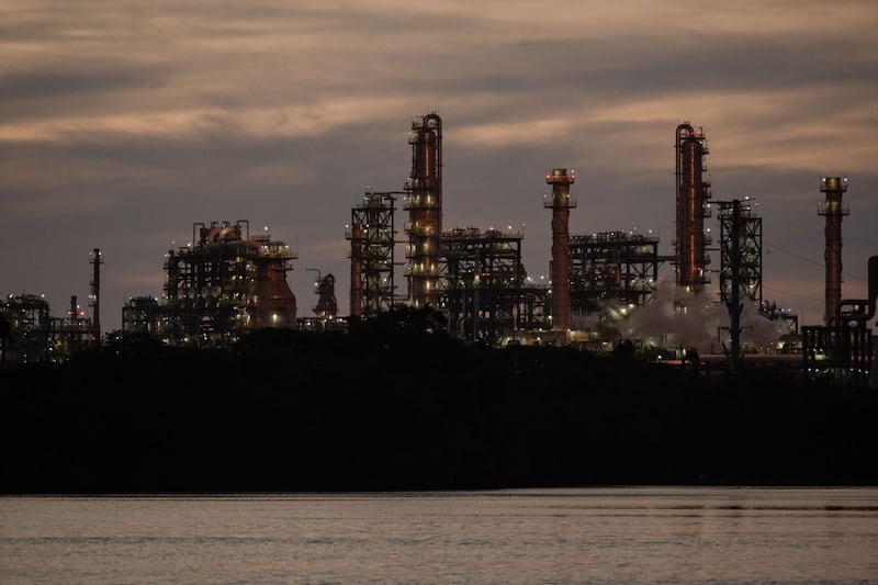 Dos Bocas se ‘apaga’: Refinación de petróleo cae 23% en junio tras meses de incidentes