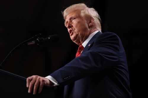 Trump saca su ‘motosierra’: ¿A qué empleados tiene en la mira para despedirlos?