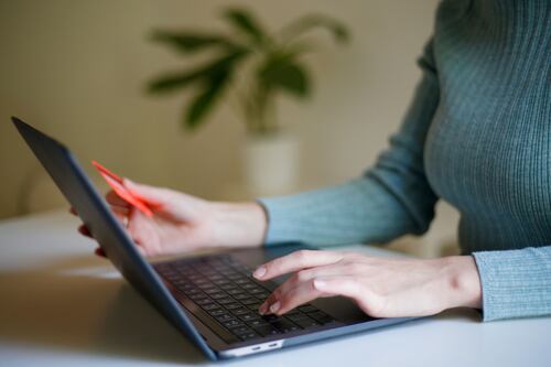 Disputan banca digital palmo a palmo