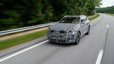 Prototipo camuflado del nuevo BMW X5 2026 vista tres cuartos delantera durante el primer contacto exclusivo en Spartanburg, Carolina del Sur