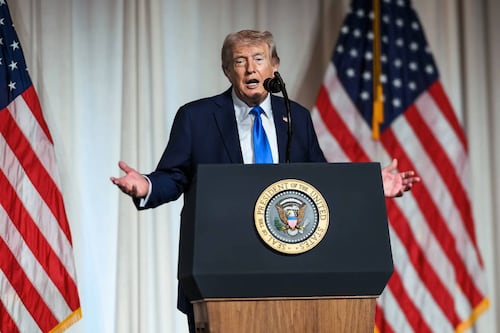 Trump enfrenta demanda de 24 estados por condicionar fondos de emergencia a la colaboración con ICE