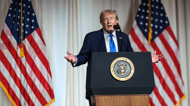 Trump enfrenta demanda de 24 estados por condicionar fondos de emergencia a la colaboración con ICE