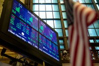 Wall Street cierra ‘lluvioso’ por incertidumbre en alzas a tasas de interés de la Fed