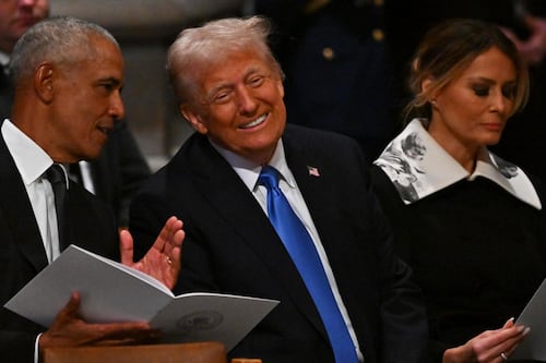 Trump y Obama, entre risas, se roban la atención en funeral del expresidente Carter (VIDEO)