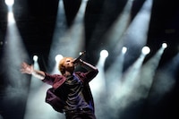 Macklemore dona un millón de dólares de su gira con Ed Sheeran en apoyo a Palestina