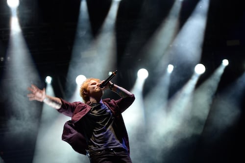 Macklemore dona un millón de dólares de su gira con Ed Sheeran en apoyo a Palestina
