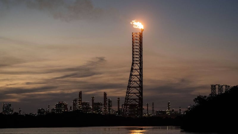Pemex rompe racha: refinación de crudo cae por debajo del millón de barriles diarios en mayo
