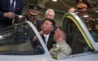 ¡Como niño en juguetería! Kim Jong Un admira aviones de combate durante su visita a Rusia