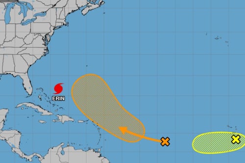 ‘Erin’ se debilita a huracán categoría 2... Pero amenaza la costa este de EU y Canadá