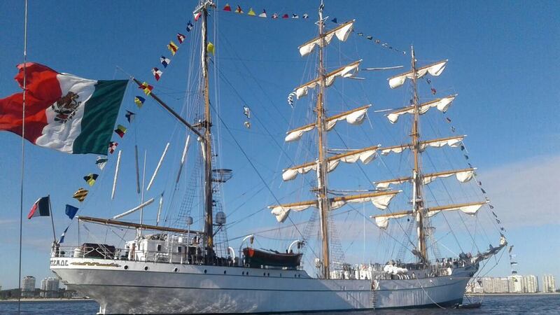 Marinos sobrevivientes del buque Cuauhtémoc regresan a México en avión