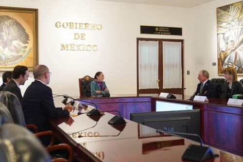 Sheinbaum recibe a Michael Bloomberg en Palacio Nacional