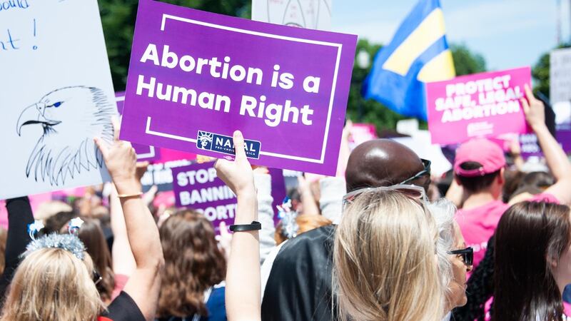 Kansas da ‘revés’ a Corte Suprema: es el primer estado de EU en ratificar derecho al aborto