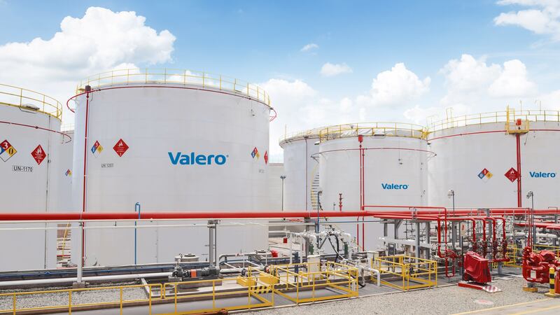 Valero firma la paz con el SAT: Recupera permiso para importar combustible a México