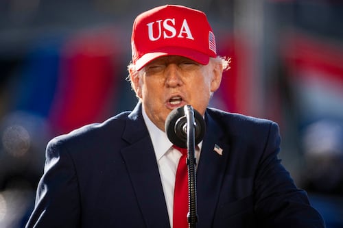 Trump quiere ampliar su colección de títeres