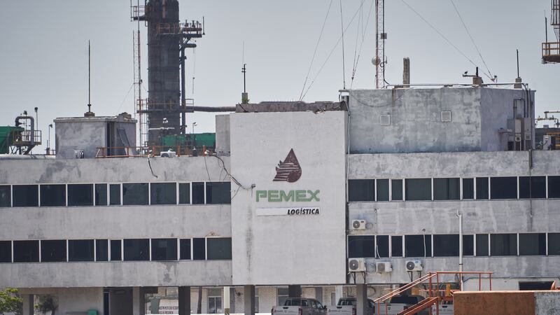 ¿Qué sabemos de la crisis en Pemex y de las empresas que han dejado de pagar a sus empleados?
