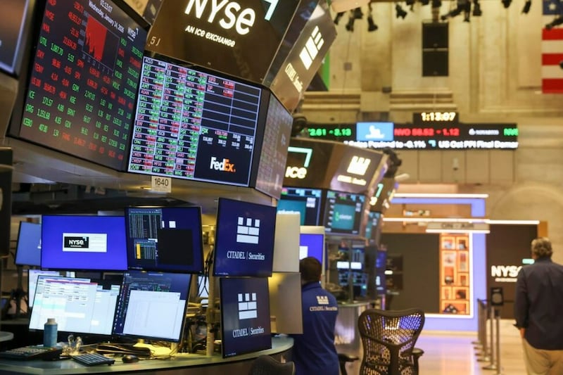 Wall Street abre ‘en rojo’ tras repunte en precios del petróleo: ¿Qué acciones caen HOY?