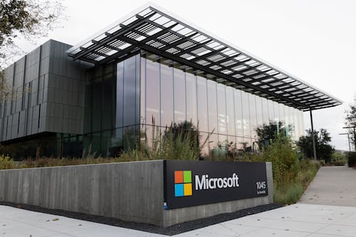 Microsoft se ‘desploma’ por gasto récord y negocio en la nube: ¿Cuánto caen sus acciones?