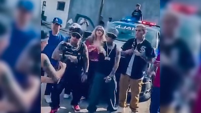 En el video se puede observar a un menor arriba de la patrulla presuntamente de la Comisaría de Tonalá.