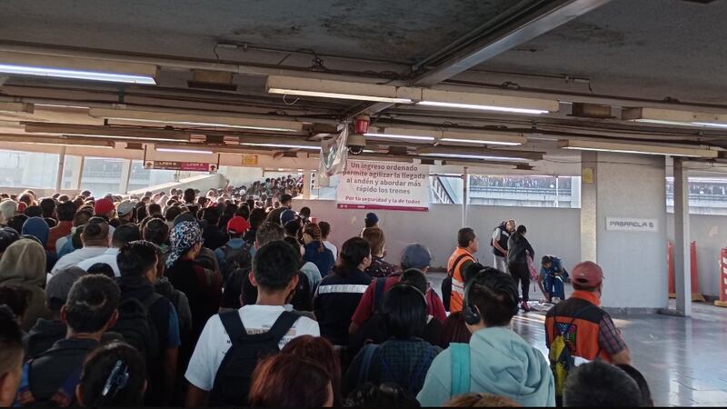 Jueves de quin...ce minutos de retrasos y saturación en varias líneas del Metro de la CDMX