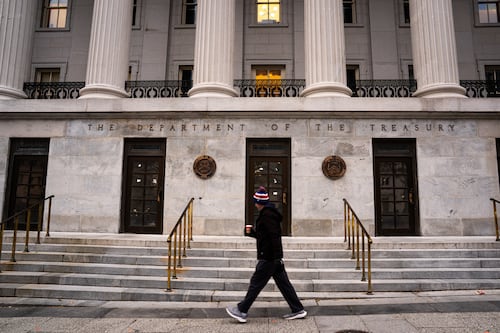 Aunque se enoje Trump: Analistas prevén pausa en recortes de la Fed a la tasa de interés hasta junio