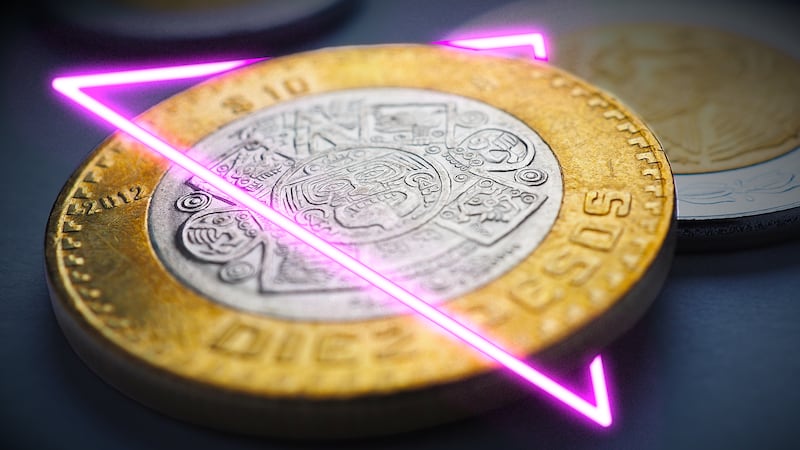 ‘Caída libre’ del peso: Tipo de cambio, en las 17.65 unidades previo a decisión del Banxico