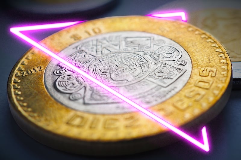 ‘Caída libre’ del peso: Tipo de cambio, en las 17.65 unidades previo a decisión del Banxico