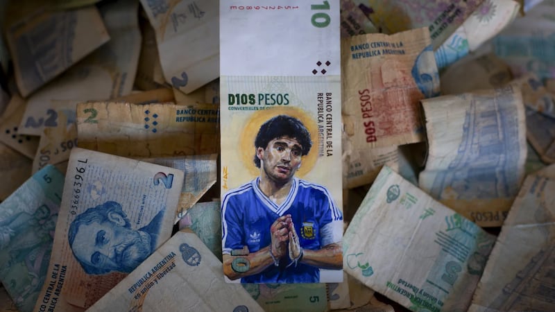 El arte de la devaluación: Artistas argentinos pintan billetes para elevar su valor