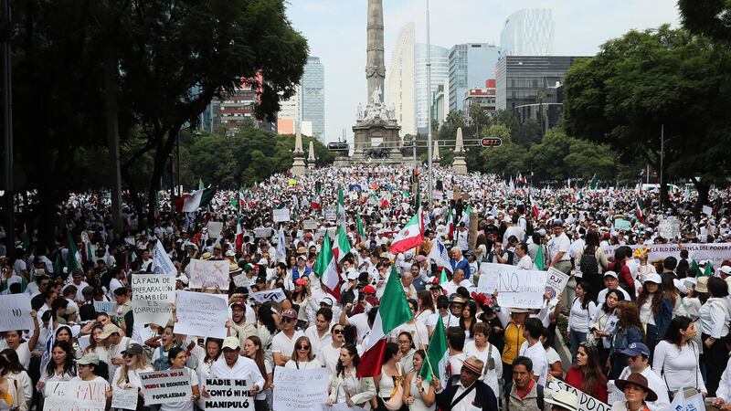 ‘Exámenes sí, tómbola no’: Estudiantes de Derecho marchan contra reforma judicial de AMLO