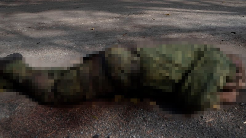 Cadáveres de soldados reflejan salida ‘atropellada’ de Rusia en zonas retomadas por Ucrania