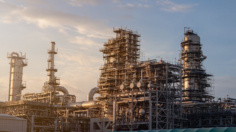 ‘Oro negro’ se dispara por guerra EU-Irán: Barril de petróleo se vende hasta en 120 dólares