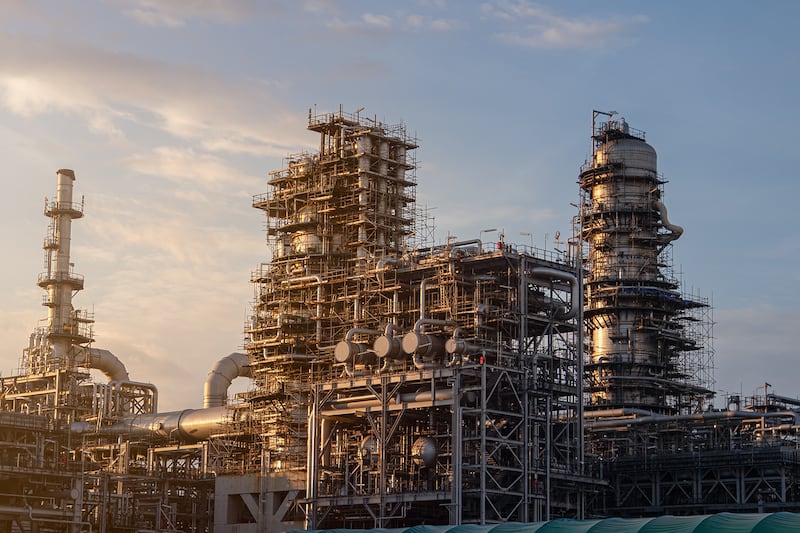 ‘Oro negro’ se dispara por guerra EU-Irán: Barril de petróleo se vende hasta en 120 dólares