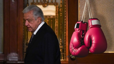AMLO aseguró que uno de los deportes que practica es el boxeo. (Foto: Cuartoscuro/Shutterstock)