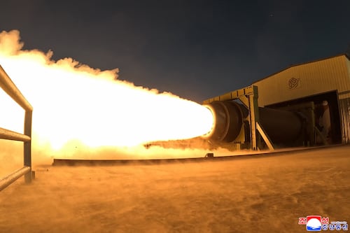 ¿Con la mira en EU? Corea del Norte prueba un motor de misil capaz de alcanzar a América