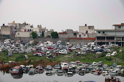 Vecinos de Tecámac y Ecatepec, en alerta por olores químicos por autos bajo el agua y tiradero de basura