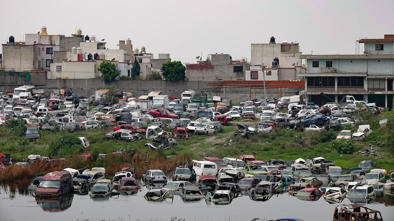 Vecinos de Tecámac y Ecatepec, en alerta por olores químicos por autos bajo el agua y tiradero de basura