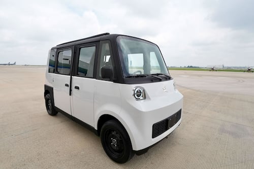 Olinia aún no está a la venta y ya quieren ‘tunearlo’: Expertos piden cambios en auto eléctrico mexicano