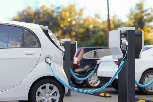 Autos híbridos y eléctricos: riesgos y decisiones de aseguramiento