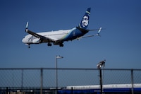 Aviación de EU ordena la inmovilización de aviones Boeing 737 Max, tras incidente de Alaska Airlines