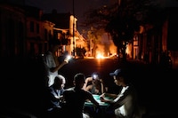 Se avecina un verano oscuro para Cuba: Apagones le quitan el sueño a los cubanos