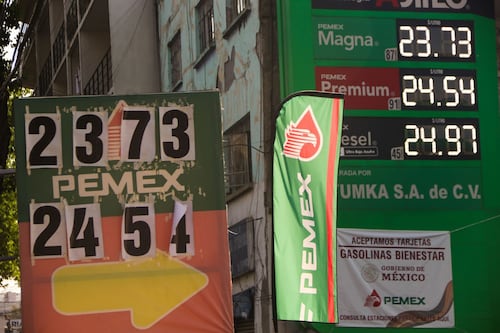 Empresarios y el Gobierno refrendan acuerdos de estabilización de precios de la gasolina regular y diésel