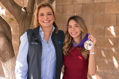 Maru Campos reconoce a Alegna González como un ejemplo para los chihuahuenses