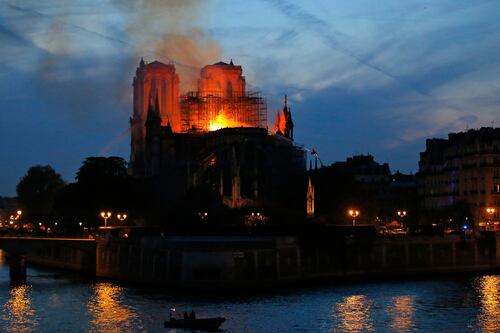 Notre Dame suspende misa de Navidad tras incendio; no ocurría desde la Revolución Francesa