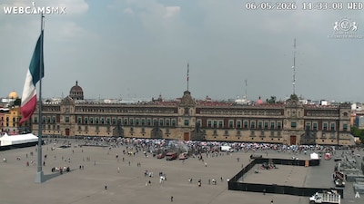 Las ARMY esperan la aparición de BTS en Palacio Nacional. (Foto: Webcams de México)