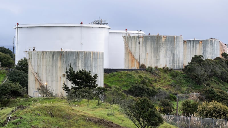 Petróleo Brent cierra por encima de los 100 dólares por primera vez desde agosto de 2022
