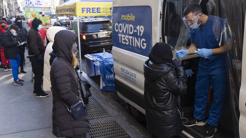 Hay una nueva ola de contagios COVID en EU... pero es por reinfecciones