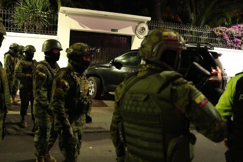 Policías de Ecuador ‘asaltan’ embajada de México y se llevan al exvicepresidente Jorge Glas