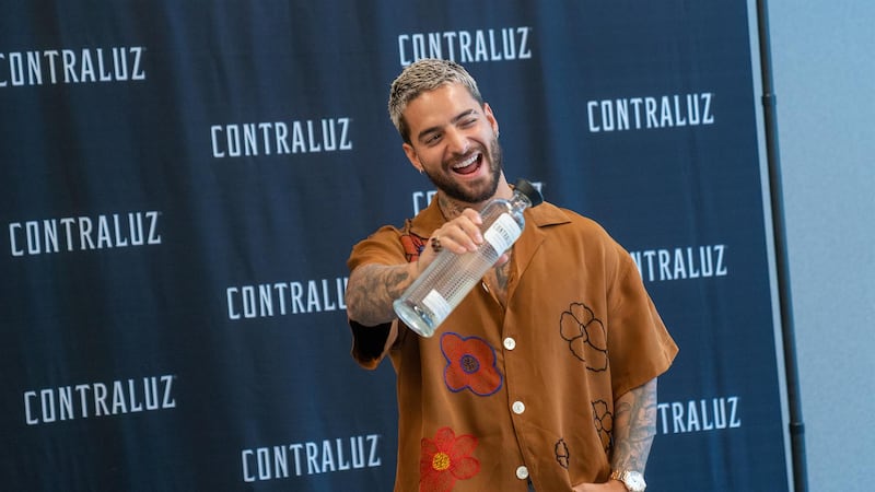 ‘Vamo’ a ser feliz’: Maluma lanza marca de mezcal oaxaqueño; este es el precio