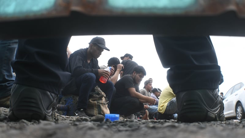 Sobreviviendo al narco: Migrantes deportados a México están en riesgo por los cárteles, según HRW